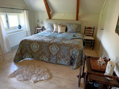 布尔坦赫城Bij de Friesche Poort的一间卧室设有一张床和一个窗口