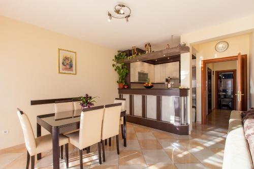 珀德垂那Apartment Montegraso的用餐室以及带桌椅的厨房。