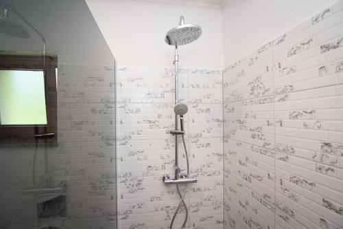 RačićHoliday Home Faruk的浴室里设有淋浴,墙上写着书写