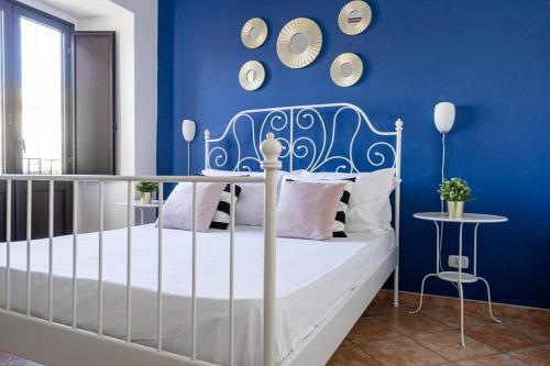 卡塔尼亚Palazzo Currò的一间卧室配有一张蓝色墙壁的床