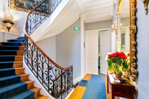 巴黎笑颜精品酒店的蓝色地板和蓝色地毯的楼梯