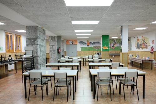别尔萨La Casa de Pineta的食堂里带桌椅的教室