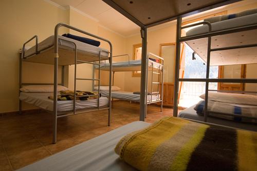 别尔萨La Casa de Pineta的一间设有三张双层床的客房