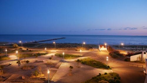 圣让-德蒙Vue superbe sur l'océan, studio et stationnement的夜晚与大海相映成趣的公园
