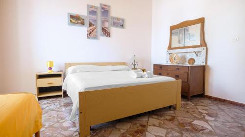 莱乌卡La Flor di Leuca的一间卧室配有一张床、梳妆台和镜子