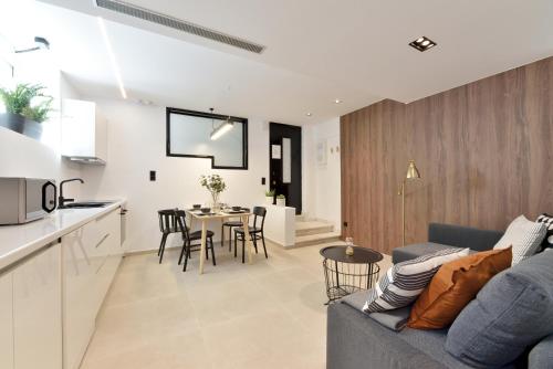 雅典Phaedrus Living City Center Luxury Flat Skoufa的客厅以及带沙发和桌子的厨房。