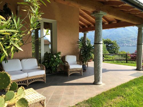 奥利维托拉里奥B&B L'erica的一个带两把椅子的庭院和一个美景门廊