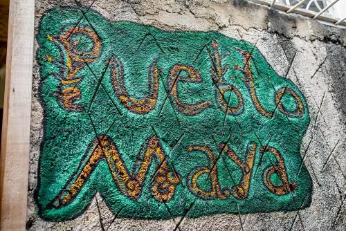 梅里达Majikal B&B - Pueblo Maya的墙上的标志,上面写着新妈妈