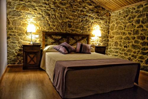 内格雷拉卡萨佛尔格乡村民宿的一间卧室配有一张带两个枕头的床