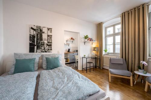 德累斯顿Altstadtwohnung in TOP-Lage nähe Zwinger的一间卧室配有一张床、一张桌子和一把椅子