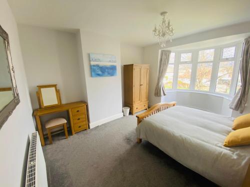 斯卡伯勒Acacia Breezes - Delightful Scarborough Semi的一间卧室配有一张床和浴缸