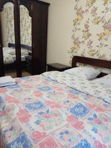 ShostkaApartment Chernihivska 13的卧室里一张床上有五颜六色的被子