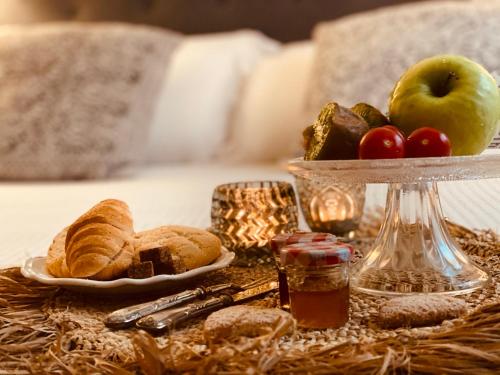 扎弗拉卡萨鲁伊洛佩兹酒店的桌子上放着一盘面包和水果