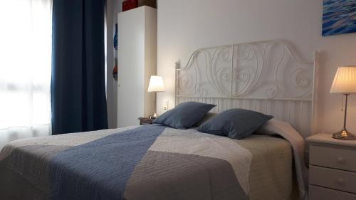 马拉加Malagueta & Port的一间卧室配有一张带两个枕头的床