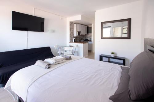 贝纳尔马德纳Dream Studio in Benalmadena Costa del Sol的卧室配有白色床和毛巾