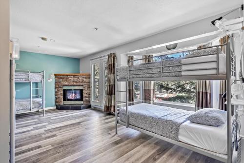 Samesun Banff Hostel客房内的一张或多张双层床