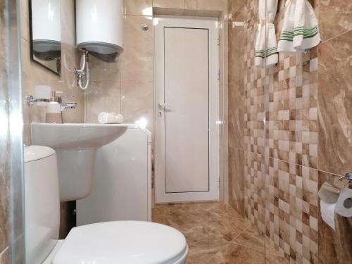 帕莫瑞Megi Luxury Apartments的一间带卫生间和水槽的浴室
