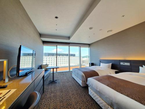 奈良奈良皮亚扎酒店的酒店客房设有两张床和一台平面电视。