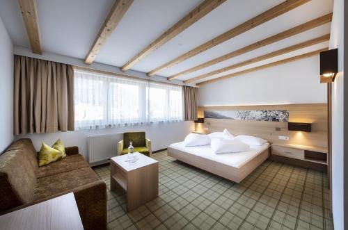 布尔古斯奥Der Mohrenwirt ****的酒店客房,配有床和沙发