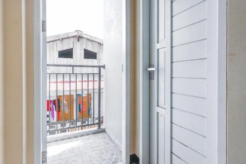 巴厘巴板RedDoorz At Pelangi Guest House的开放式门,享有阳台的景色