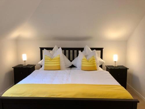 奥尔登堡Apartment in Uni- und Citynähe的一间卧室配有一张带黄色和白色枕头的大床