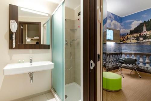 科莫B&B Hotel Como Camerlata的一间带水槽和淋浴的浴室