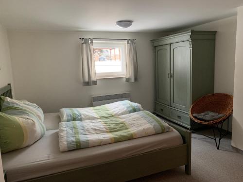 HainewaldePiccola Casa的一间卧室配有一张床、一个梳妆台和一扇窗户。