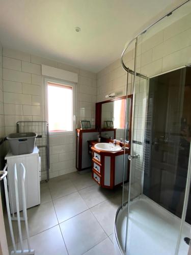 Saint-Georges-du-Puy-de-la-GardeLE MOULIN DES GARDES的带淋浴和盥洗盆的浴室