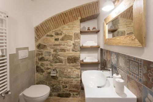 马萨马里蒂马Podere Vecchia Commenda的一间带水槽和石墙的浴室