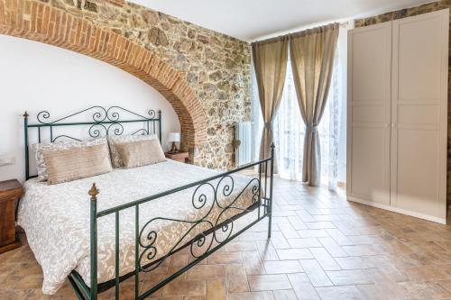 马萨马里蒂马Podere Vecchia Commenda的一间卧室设有一张床和砖墙