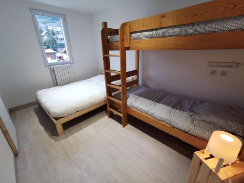 拉尔让蒂埃拉贝塞埃Icerock Hotel的一间卧室设有两张双层床和一扇窗户。