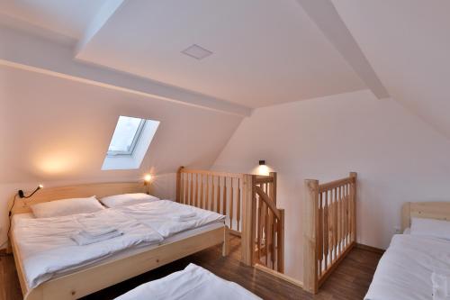 博兹达尔Apartmány Na handě的一间卧室设有两张单人床和一个窗户。