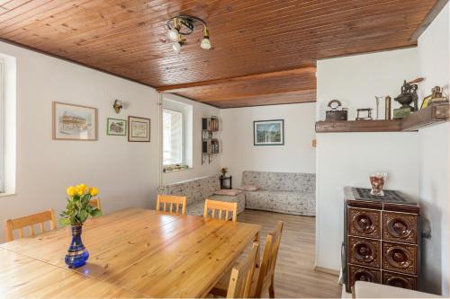 博希尼Hostel Mama Minka的一间带木桌和沙发的用餐室