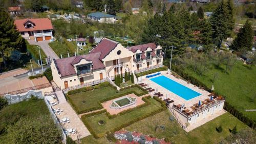 维尔蒂尼克Sunčani Breg Apartments Vrdnik的享有带游泳池的房屋的空中景致