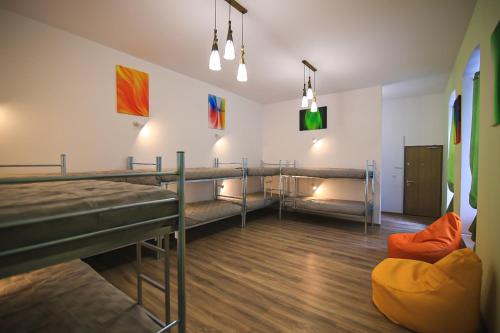 布拉索夫Viva la Vida Hostel的客房设有两张双层床和一张沙发。