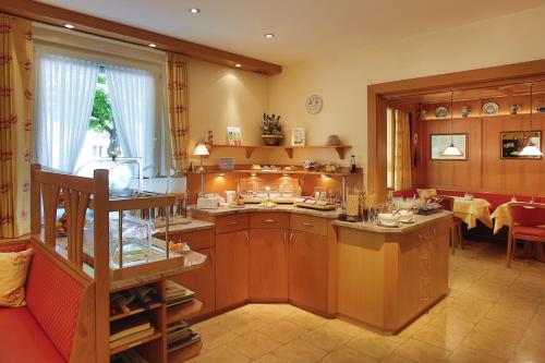 慕尼黑科瑞姆希尔德西斯嘉登酒店的一个带木制橱柜和大窗户的厨房