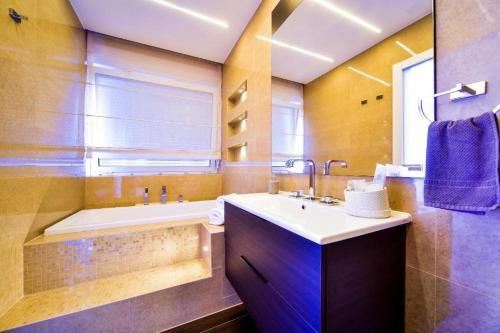 扎达尔Aurora & Tramonto的带浴缸、水槽和浴缸的浴室