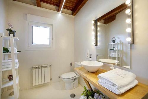 库迪列罗La Palomba Nature的白色的浴室设有水槽和卫生间。