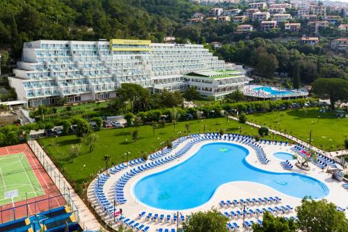 拉巴克Hotel Mimosa Lido Palace - Maslinica Hotels & Resorts的享有度假村的空中景致,设有大型游泳池