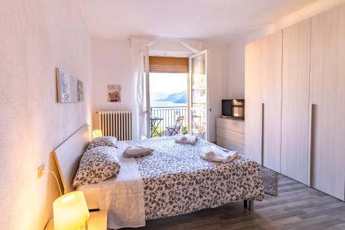 科利科B&B e Residence Abbazia di Piona的一间卧室设有一张床,享有阳台的景色