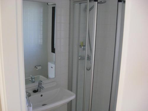 CorveraFirst Floor Non Smoking Air Conditioned 4 Person Luxury Golf Apartment的带淋浴和盥洗盆的浴室