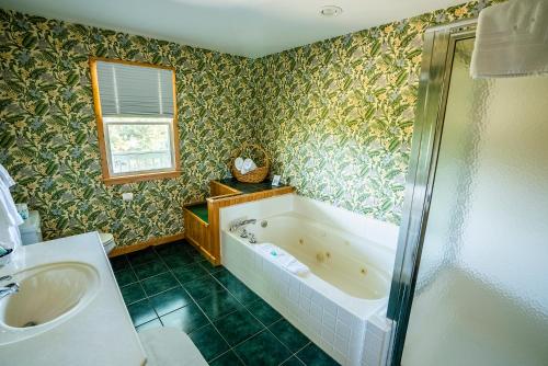 The Ocracoke Harbor Inn的一间浴室