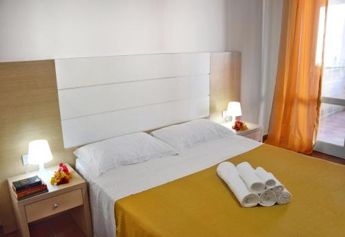 法维尼亚纳Favignana Casa Vacanza Orsola的一间卧室配有一张大床和两条毛巾