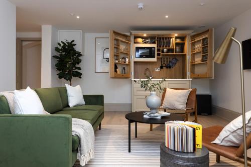 爱丁堡29 Queen Street Luxury Flats的客厅配有绿色沙发和桌子