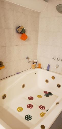 萨尔塔La casa del Paseo的浴室配有带彩色贴纸的浴缸。