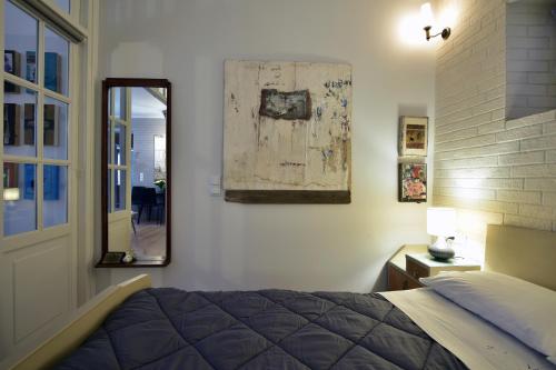 科孚镇Vergeta apartment的卧室配有一张床,墙上设有镜子