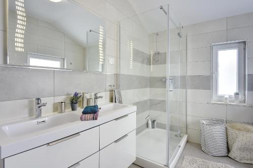 罗波里卡APARTMAN LegOs的白色的浴室设有水槽和淋浴。