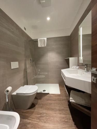 都灵帕可莎西酒店的浴室配有卫生间、盥洗盆和淋浴。