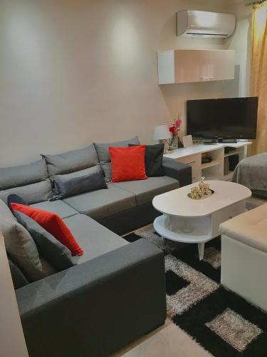 普里诺斯Nikos Apartament的客厅配有沙发和桌子