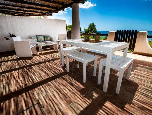 夏卡Villa Sciacca Lumia的海景甲板上的白色桌椅